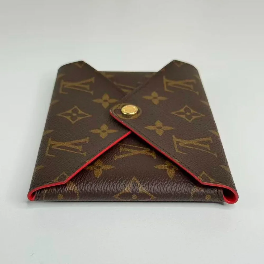 Louis Vuitton Monogram Canvas Wallet with Classic Design and Brown Color Scheme